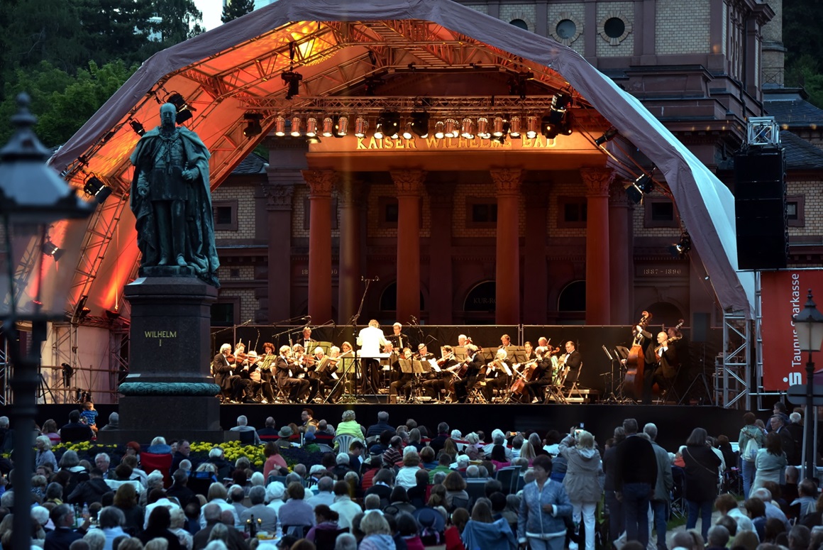 Das Johann-Strauss-Orchester Wiesbaden beim Abschlusskonzert des Bad Homburger Sommers, Open Air-Konzert